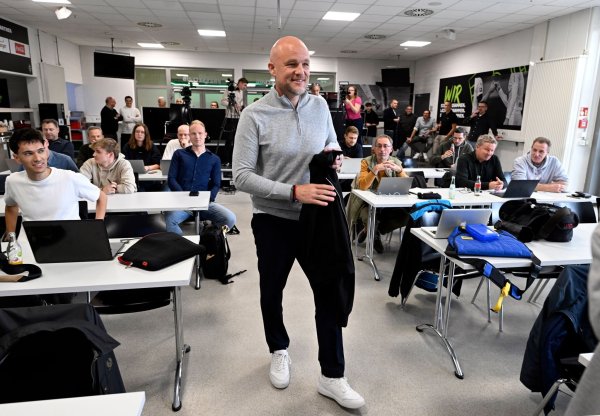 Rouven Schröders erster Auftritt als Sportchef im Borussia-Park. - © Roberto Pfeil/dpa