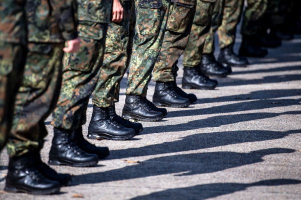 Antreten, Märsche, Schießübungen – sollten in den nächsten Jahren nicht genügend Freiwillige bei der Bundeswehr zusammenkommen, könnte auch die Wehrpflicht wiederbelebt werden. - © Sina Schuldt/dpa