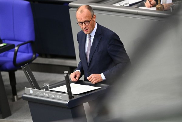 Bundeskanzler Friedrich Merz (CDU) äußert sich in seiner Regierungserklärung im Bundestag gleich zu Beginn zum in Ägypten unterzeichneten Gaza-Friedensplan von US-Präsident Donald Trump. - © Niklas Graeber/dpa