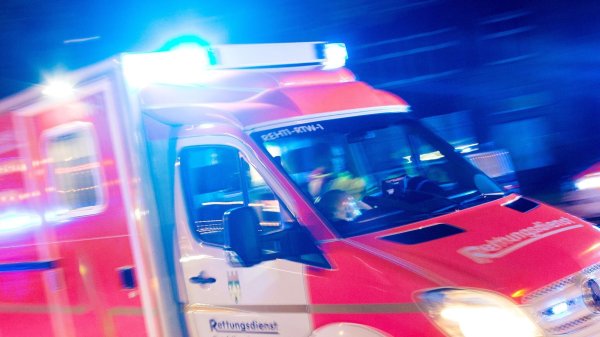 Die verletzte Frau wurde vom Rettungswagen in ein Krankenhaus gebracht. (Symbolbild) - © Marcel Kusch/dpa