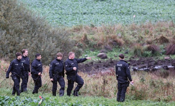 Am Mittwoch hatten Polizisten vor allem das Umfeld eines Tümpels penibel abgesucht. - © Bernd Wüstneck/dpa