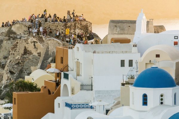 Goldene Stunde auf Santorin: Die griechische Insel ist ein beliebtes Reiseziel im Herbst. - © Philipp Laage/dpa-tmn