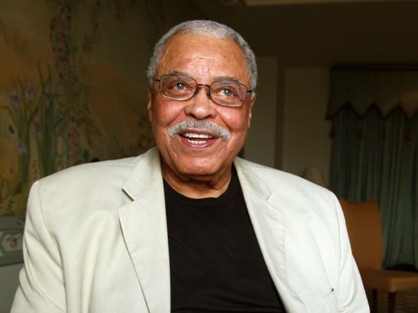James Earl Jones war für seine tiefe Stimme bekannt. (Archivbild) - © Rick Rycroft/AP/dpa