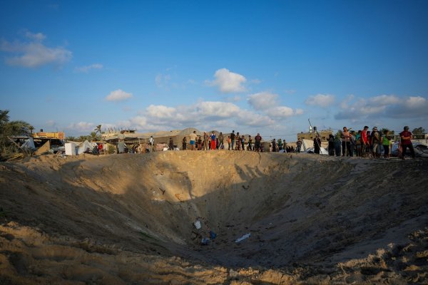 Krater am Ort des israelischen Luftangriffs - © Abdel Kareem Hana/AP/dpa