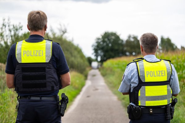 Die Polizei ermittelt noch zu den Hintergründen der zwei männlichen Leichen in Gronau. - © Guido Kirchner/dpa