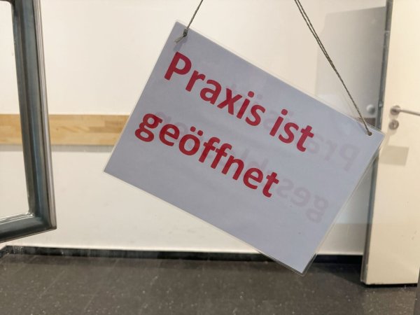 Ärzte fordern eine Strafgebühr für ungenutzte Termine. (Symbolbild) - © Peter Kneffel/dpa