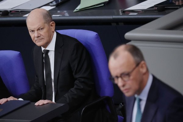 Kanzler Scholz kritisiert CDU-Chef Merz scharf in Migrationspolitik. (Archivbild) - © Kay Nietfeld/dpa