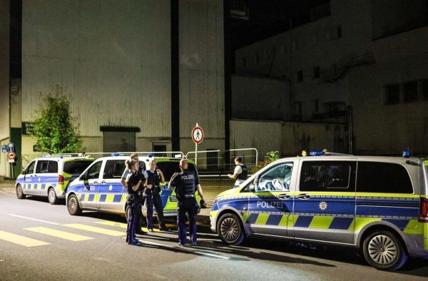 Zeugen hatten Schreie gehört, die Polizei fand einen verletzten 30-Jährigen. Er soll von mehreren Männern brutal misshandelt und vergewaltigt worden sein. - © Alex Talash/dpa