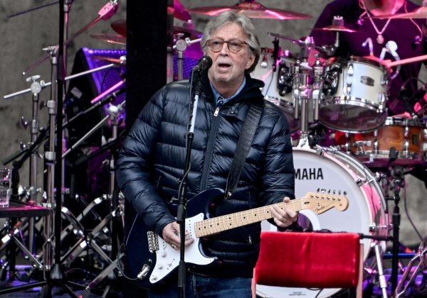 Der Musiker Eric Clapton bei einem Auftritt in Berlin im Mai 2022. - © Britta Pedersen/dpa