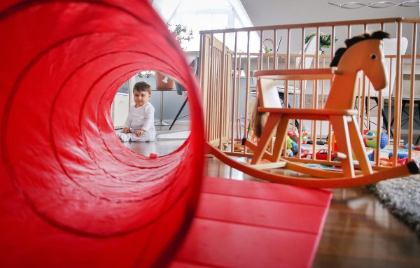 Oft verkommt der Laufstall zur Aufbewahrungsbox für ein Sammelsurium an Spielzeugen und das Kind sitzt daneben. Dafür nimmt das Teil aber ganz schön viel Platz weg, oder? - © Mascha Brichta/dpa-tmn