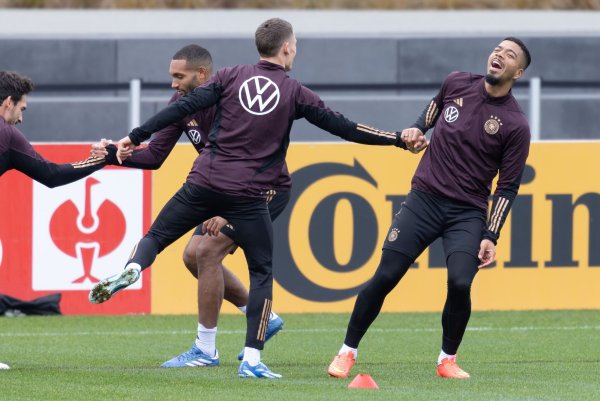 Benjamin Henrichs (r) beim Training der Nationalmannschaft in Frankfurt. - © Jürgen Kessler/dpa