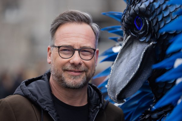 Matthias Opdenhövel moderiert «The Masked Singer». - © Rolf Vennenbernd/dpa