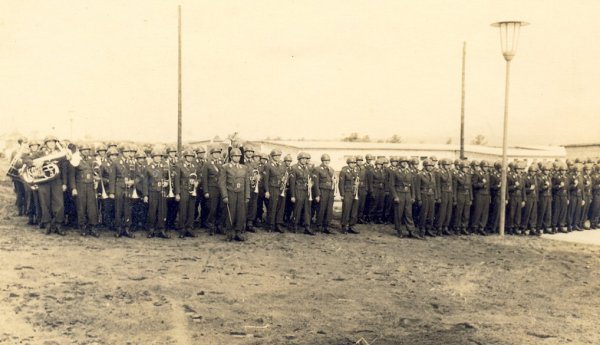 Angetreten: Die ersten Soldaten in Augustdorf bei der Kaserneneinweihung am 26. Juni 1957. - © Archiv Freundeskreis Panzerbataillon 214
