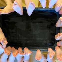 Neben Bewegungsförderung und gesunder Ernährung sind Fußbäder Teil der Kneipp-Pädagogik. - © Johanniter Lippe-Höxter