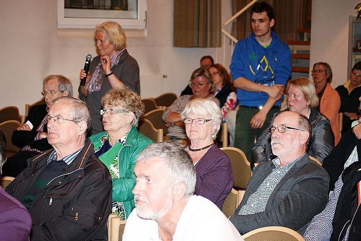 Sehr interessiert: zahlreiche Bürger haben die Diskussion im Bürgerhaus verfolgt. - © Foto: Castrup