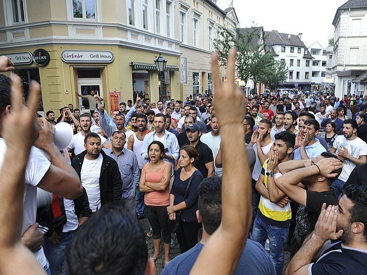 Jesiden aus ganz Ostwestfalen demonstrieren in Herford. - © FOTO: RALF BITTNER