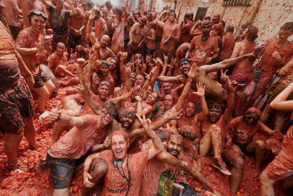 La «Tomatina» gilt als die größte Lebensmittelschlacht der Welt. - © Alberto Saiz/AP/dpa