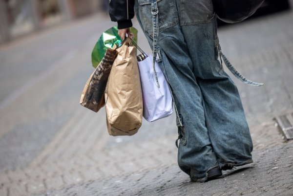 Die Menschen in Deutschland scheuen zurzeit eher größere Anschaffungen, weil sie sich Sorgen um ihren Job machen. (Symbolbild) - © Thomas Banneyer/dpa