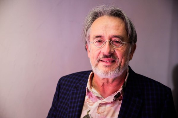 Mit 66 Jahren, da fängt das Leben an: Gert Scobel bleibt auch als Rentner aktiv bei Youtube. (Archivbild) - © Christoph Soeder/dpa