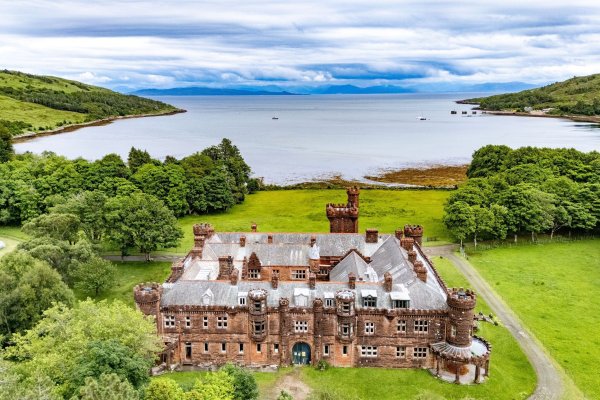 Kinloch Castle verfügt über sieben repräsentative Gesellschaftsräume und 20 Schlafzimmer. (Foto: Nest Marketing/NatureScot /PA Media/dpa) - © Nest Marketing/NatureScot /PA Media/dpa