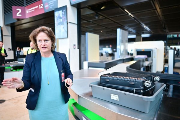 Flughafenchefin Aletta von Massenbach stellt neue CT-Scanner am Flughafen BER vor. - © Sebastian Christoph Gollnow/dpa