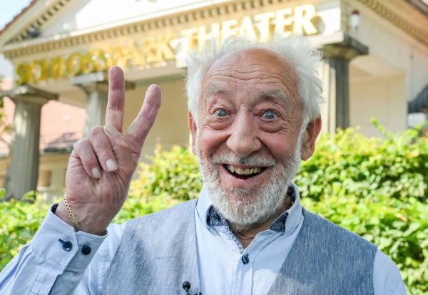 Will an seinem 90. Geburtstag auf der Bühne stehen: Dieter Hallervorden. - © Jens Kalaene/dpa