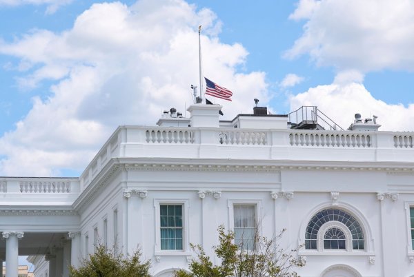Die Flagge am Weißen Haus ist auf halbmast gesenkt. - © Jacquelyn Martin/AP/dpa