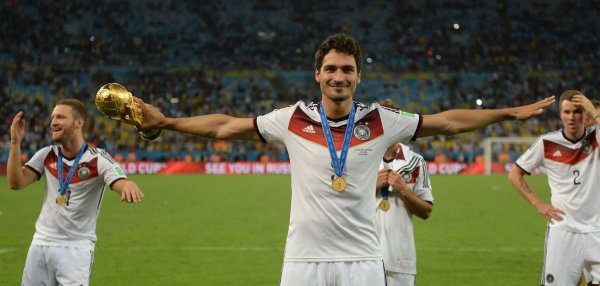 Der größte Moment der Karriere: Mats Hummels jubelt mit dem WM-Pokal in der rechten Hand nach dem gewonnenen WM-Finale 2014 in Rio. - © picture alliance / dpa