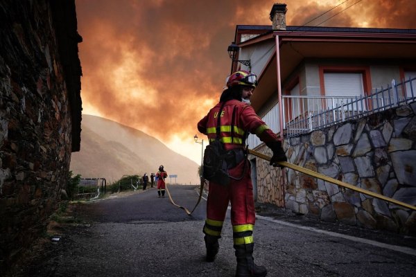 Während sich die Lage bei den Waldbränden in Spanien insgesamt leicht zu entspannen beginnt, wüten vor allem in Kastilien und León sowie in Galicien noch immer große Brände. (Archivbild) - © Xuan Cueto/EUROPA PRESS/dpa