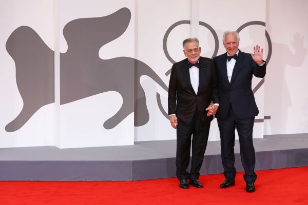 Francis Ford Coppola (l) und Werner Herzog auf dem roten Teppich. - © Mickael Chavet/ZUMA Press Wire/dpa