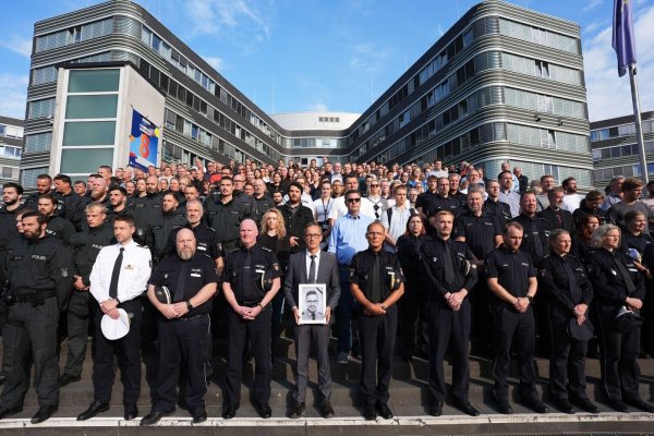 Das saarländische Innenministerium hatte die Polizeibehörden der anderen Länder und des Bundes eingeladen, sich der Gedenkminute anzuschließen. Hier zahlreiche Beamte vor dem Polizeipräsidium in Hamburg. - © Marcus Brandt/dpa