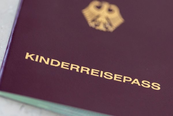 Mit dem Kinderreisepass können die Kleinen in viele Länder problemlos einreisen - aber eben nicht überall. - © Daniel Karmann/dpa/dpa-tmn