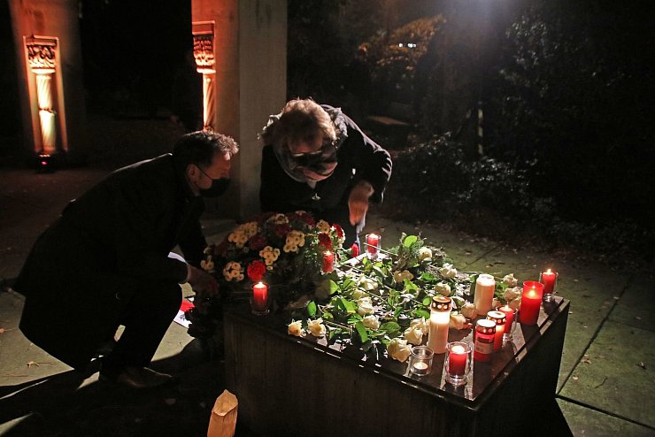 Bürgermeister Frank Hilker und die stellvertretende Bürgermeisterin Christ-Dore Richter legen im Synagogengarten einen Kranz nieder. - © Stadt Detmold