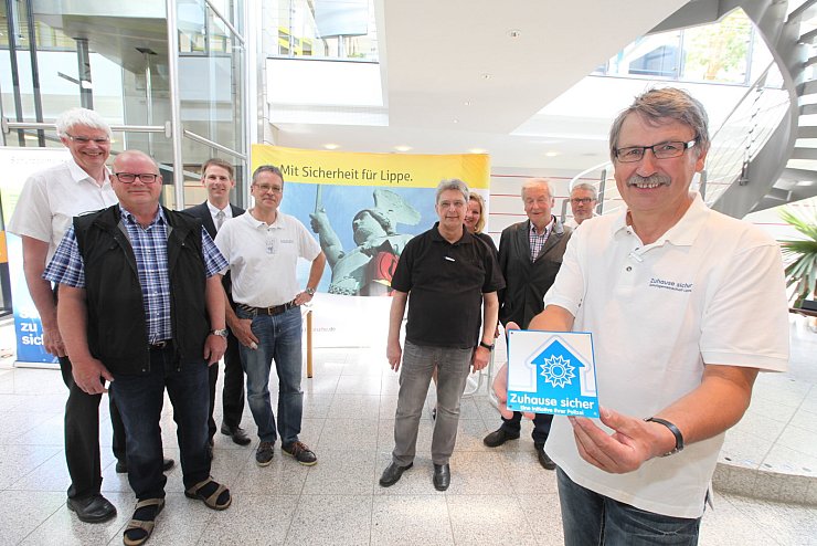 Handwerker, Polizei, Feuerwehr, Sparkasse und Versicherer präsentieren

eine Ausstellung zum Jahrestag in den Räumen der Lippischen

Landes-Brandversicherungsanstalt. - © Vera Gerstendorf-Welle