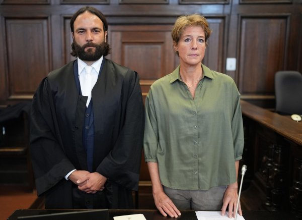 Christina Block und ihr Anwalt Ingo Bott im Gerichtssaal. - © Marcus Brandt/dpa Pool/dpa