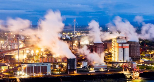 Der CO2-Ausstoß der Industrie belastet das Klima. (Archivbild) - © Julian Stratenschulte/dpa