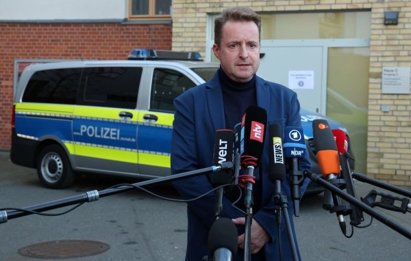 Oberstaatsanwalt Harald Nowack gibt in Rostrock bekannt, worauf viele wochenlang gewartet haben: Im Fakk des achtjährigen Fabian ist ein Haftbefehl ergangen. - © Bernd Wüstneck/dpa