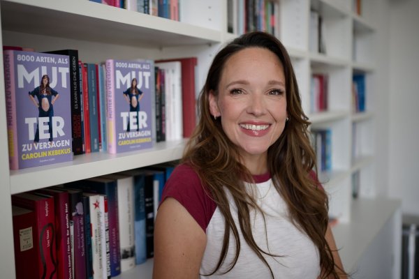 Carolin Kebekus hat ein Buch darüber geschrieben, wie leicht man als Mutter versagen kann - und wie unterhaltsam das Leben mit Kind sein kann. (Archivbild) - © Henning Kaiser/dpa