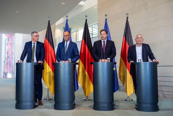 Merz will die Stahlindustrie erhalten. - © Michael Kappeler/dpa