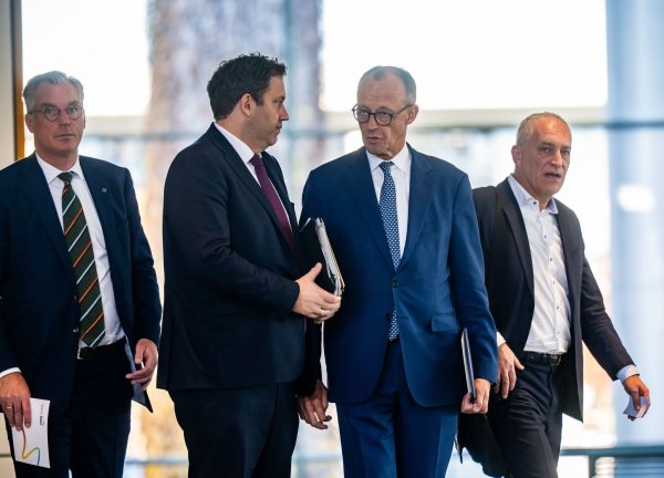 Die Stahlindustrie ist laut Bundeskanzler Merz in einer «existenzbedrohenden Krise». Bei einem «Stahlgipfel» im Kanzleramt ging es um Gegenmaßnahmen. - © Michael Kappeler/dpa