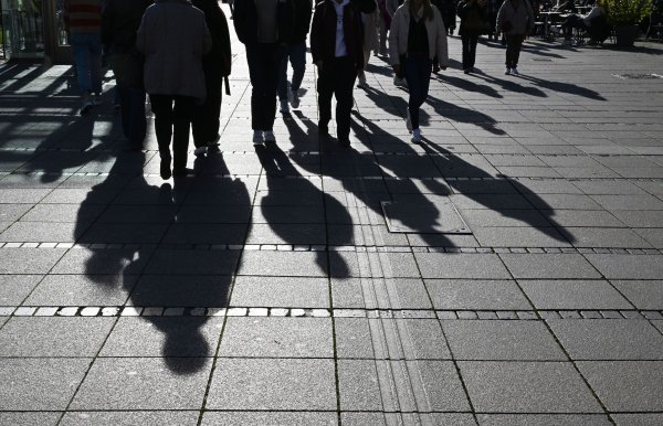Generell stellen die Wissenschaftler «Gewöhnungseffekte und Normalisierung» bei rechtsextremen Einstellungen fest. (Symbolbild) - © Bernd Weißbrod/dpa