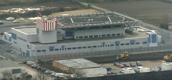 Ein junger Syrer muss für mehrere Jahre ins Gefängnis, weil er sich zu einem Mord bereit erklärt haben soll. (Archivfoto) - © Franz-Peter Tschauner/dpa