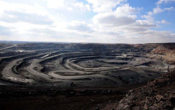 Wichtige Metalle, die etwa hier in der Bayan-Obo-Mine für seltene Erden in der Inneren Mongolei abgebaut werden, braucht auch die deutsche Industrie - etwa für Sensoren oder Elektromotoren. (Archivbild) - © Ren Junchuan/Xinhua via ZUMA Wire/dpa
