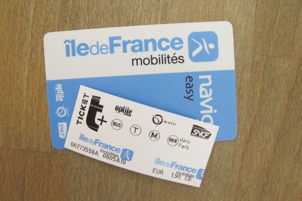 Statt Papier-Tickets gibt es in der Pariser Metro künftig elektronisch aufladbare Karten und Tickets auf dem Smartphone (Archivbild). - © Julia Naue/dpa