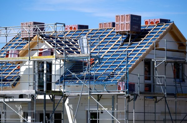 Künftig kommen wieder mehr Häuser für staatliche Förderung infrage. (Archivbild) - © Sven Hoppe/dpa