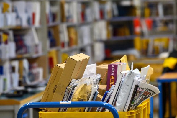 Briefe und Päckchen liegen in einem Zustellstützpunkt der Post - zuletzt transportierte der Postdienstleister mehr Briefe als gedacht. (Archivbild) - © Klaus-Dietmar Gabbert/dpa