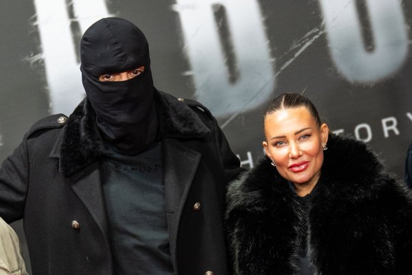 Haftbefehl (bürgerlich Aykut Anhan und hier verhüllt) besucht mit seiner Frau Nina Anhan eine Kinoaufführung der Dokumentation «Babo - Die Haftbefehl-Story» in Berlin. (Archivbild) - © Christophe Gateau/dpa