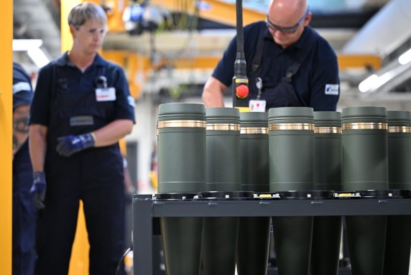 Rheinmetall-Mitarbeiter sind im Werk Unterlüß mit dem Verschließen von 155-Millimeter-Artilleriegranaten beschäftigt. Die Nachfrage nach solcher Munition ist stark gestiegen. (Archivbild) - © Wolf von Dewitz/dpa