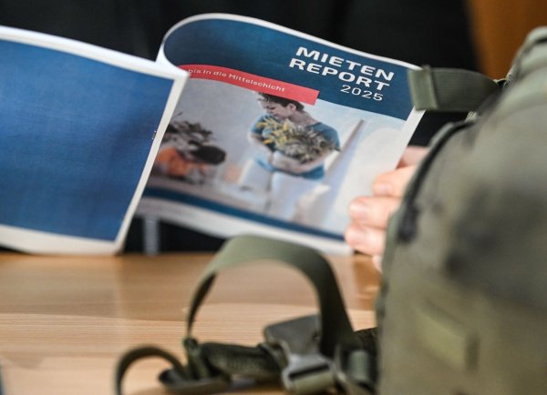 Der Mietenreport des Mieterbunds weist auf eine zunehmende Überbelastung durch Wohnkosten auch des Mittelstands hin. - © Britta Pedersen/dpa