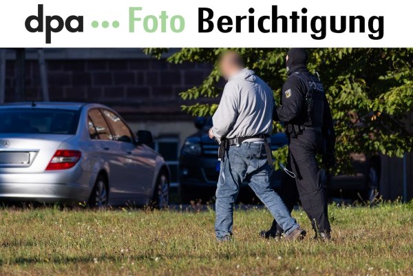 Der Waffenfund in Wien steht im Zusammenhang mit den Ermittlungen zu den Festnahmen in Berlin. (Archivbild) - © Philipp von Ditfurth/dpa